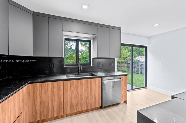 7472 NW 167th St, Hialeah, FL 33015