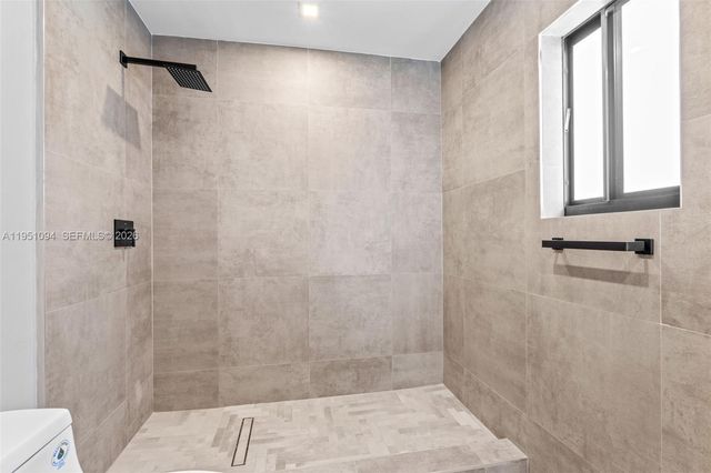 7472 NW 167th St, Hialeah, FL 33015