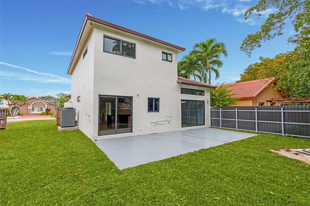 7472 NW 167th St, Hialeah, FL 33015