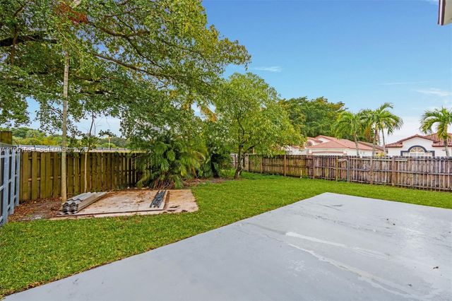 7472 NW 167th St, Hialeah, FL 33015