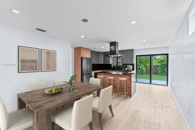 7472 NW 167th St, Hialeah, FL 33015