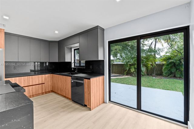 7472 NW 167th St, Hialeah, FL 33015