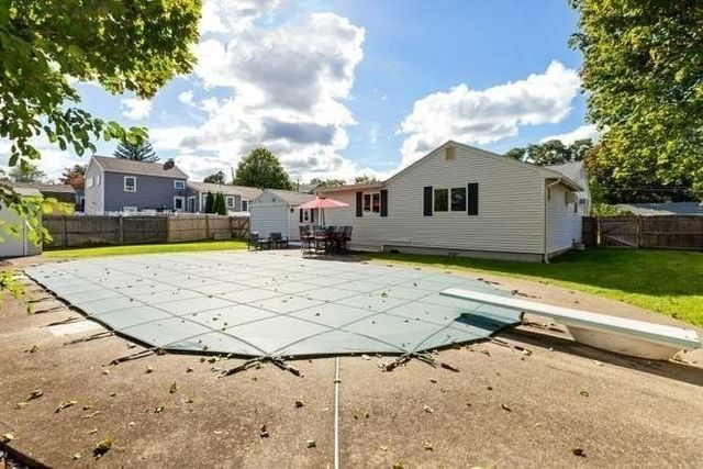 15 Marlboro Rd, Woburn, MA 01801