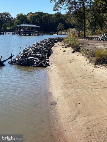 8071 WINDSOR DR, King George, VA 22485