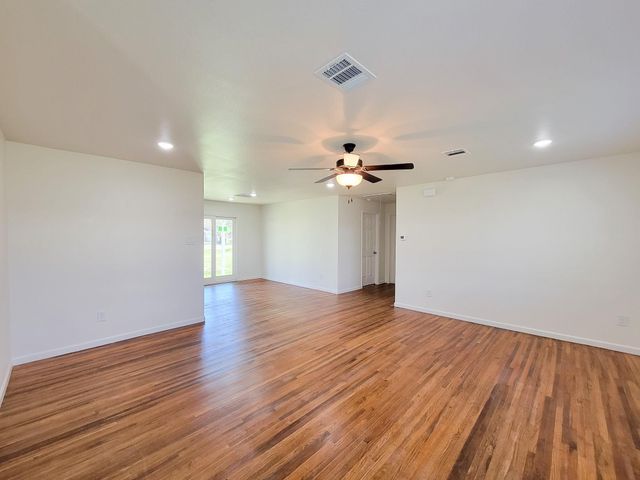 413 S Market Street, Brazoria, TX 77422