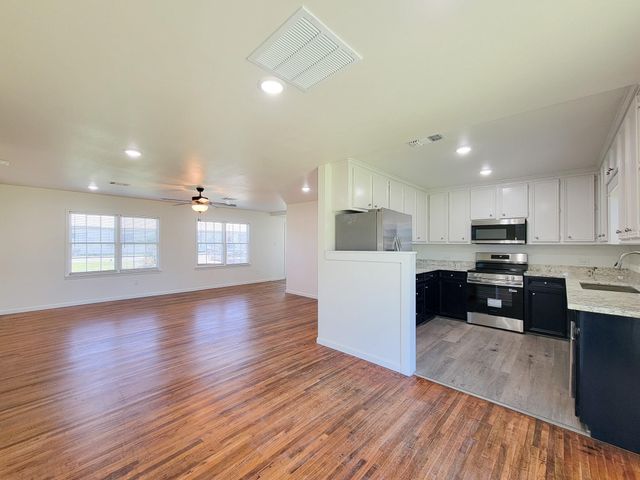 413 S Market Street, Brazoria, TX 77422