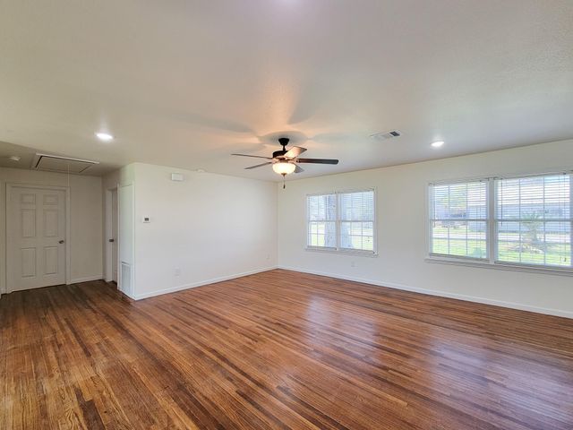 413 S Market Street, Brazoria, TX 77422
