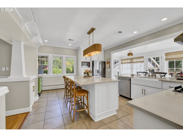 850 E BEACON Dr, Eugene, OR 97404