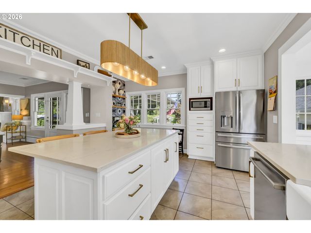 850 E BEACON Dr, Eugene, OR 97404