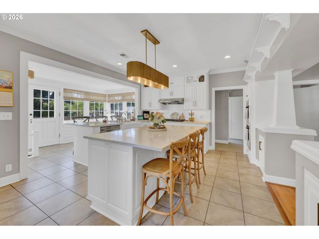 850 E BEACON Dr, Eugene, OR 97404