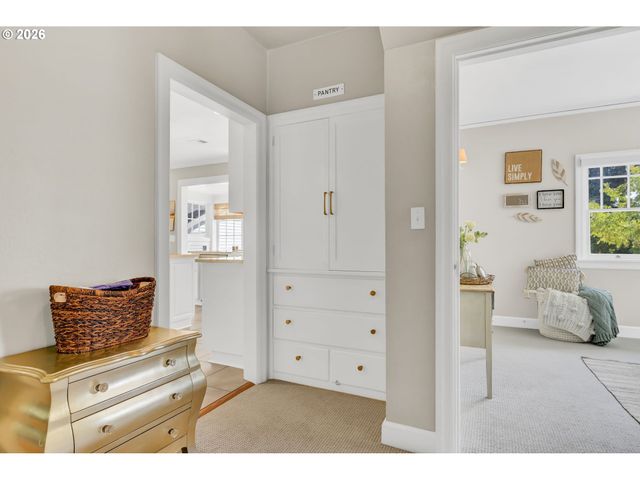 850 E BEACON Dr, Eugene, OR 97404