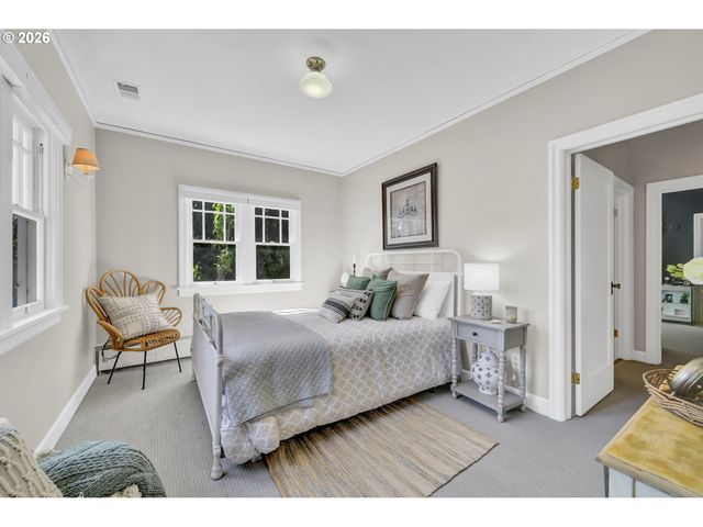 850 E BEACON Dr, Eugene, OR 97404