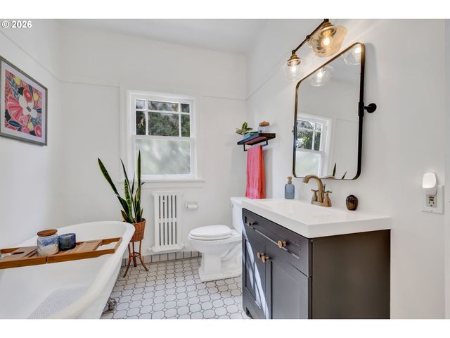 850 E BEACON Dr, Eugene, OR 97404