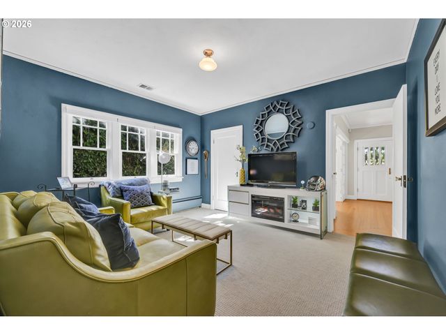 850 E BEACON Dr, Eugene, OR 97404