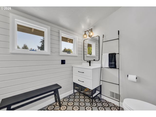 850 E BEACON Dr, Eugene, OR 97404