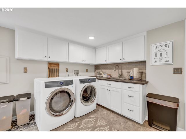 850 E BEACON Dr, Eugene, OR 97404