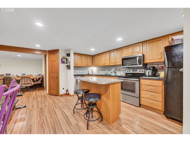 850 E BEACON Dr, Eugene, OR 97404