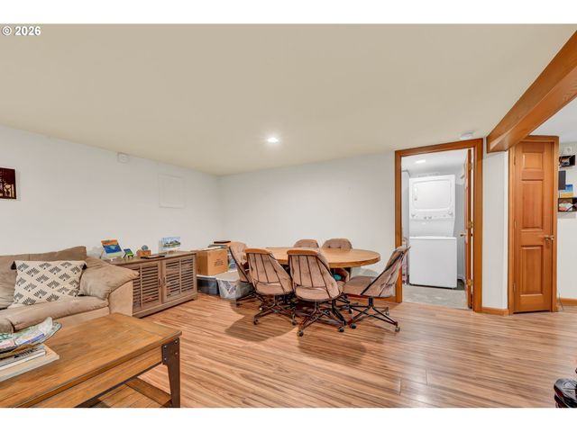 850 E BEACON Dr, Eugene, OR 97404