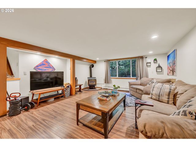 850 E BEACON Dr, Eugene, OR 97404