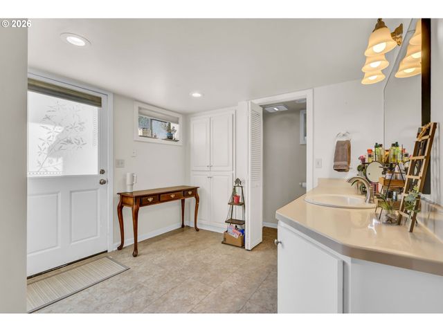 850 E BEACON Dr, Eugene, OR 97404