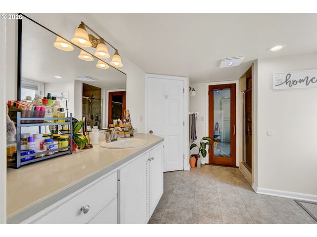 850 E BEACON Dr, Eugene, OR 97404