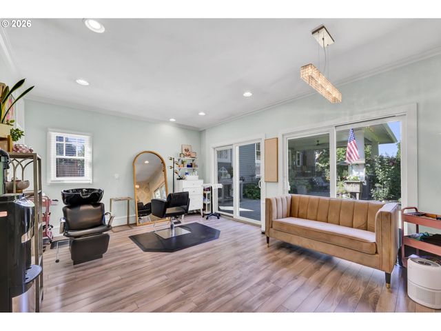 850 E BEACON Dr, Eugene, OR 97404