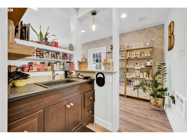 850 E BEACON Dr, Eugene, OR 97404