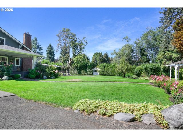 850 E BEACON Dr, Eugene, OR 97404