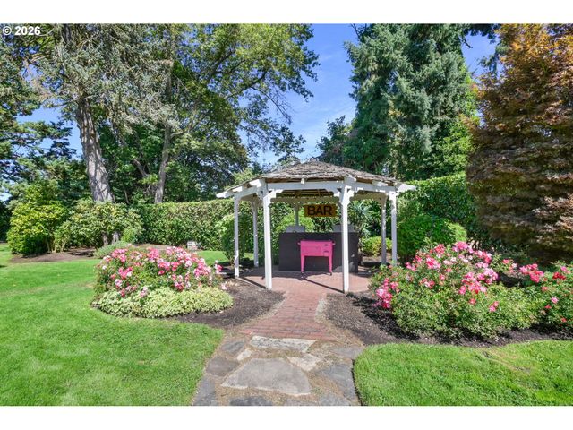 850 E BEACON Dr, Eugene, OR 97404