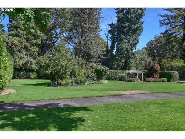 850 E BEACON Dr, Eugene, OR 97404