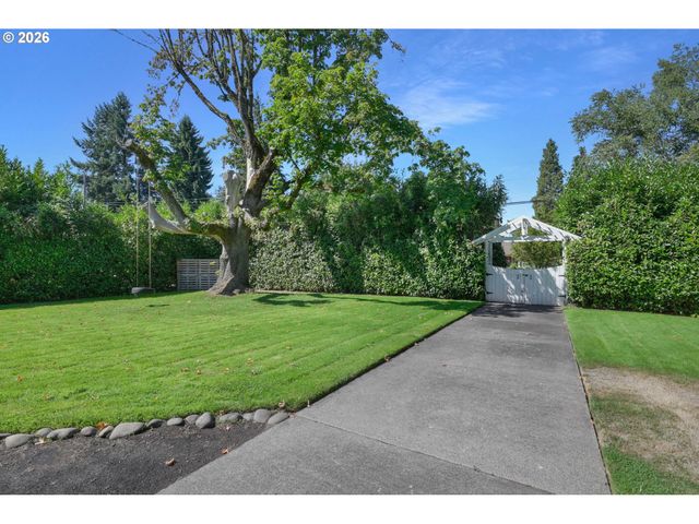 850 E BEACON Dr, Eugene, OR 97404