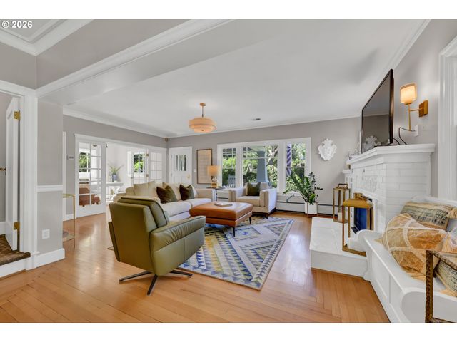 850 E BEACON Dr, Eugene, OR 97404