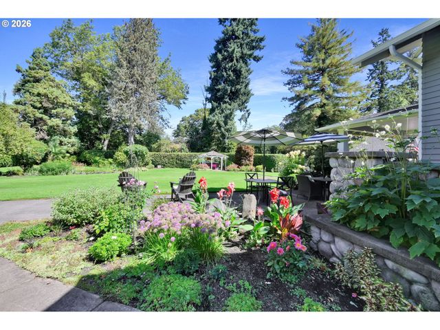 850 E BEACON Dr, Eugene, OR 97404