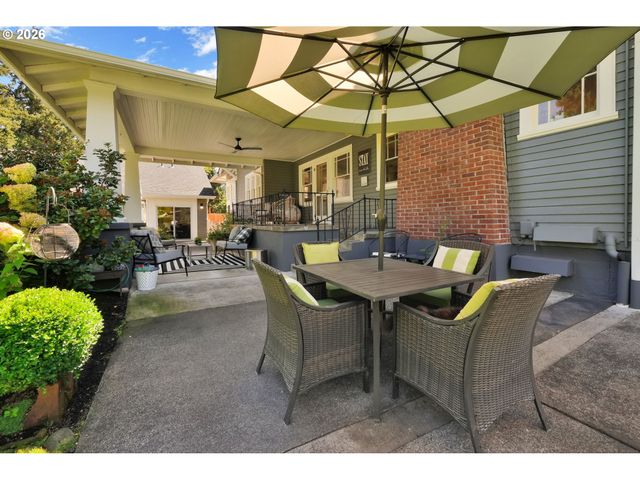 850 E BEACON Dr, Eugene, OR 97404