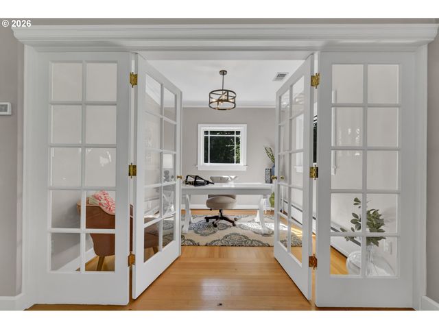 850 E BEACON Dr, Eugene, OR 97404