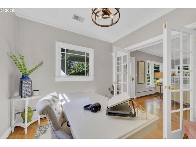 850 E BEACON Dr, Eugene, OR 97404