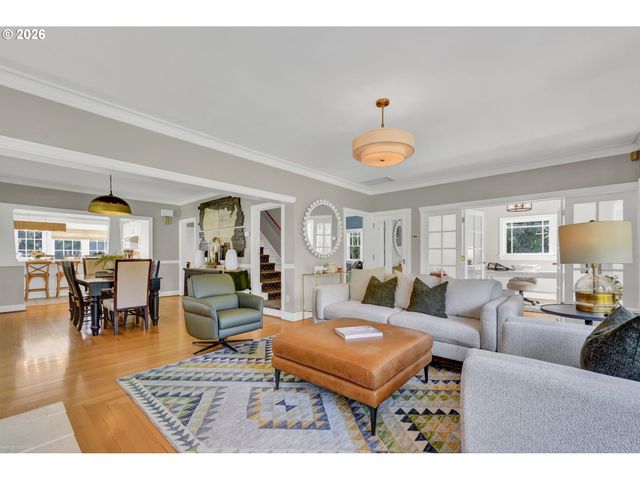 850 E BEACON Dr, Eugene, OR 97404