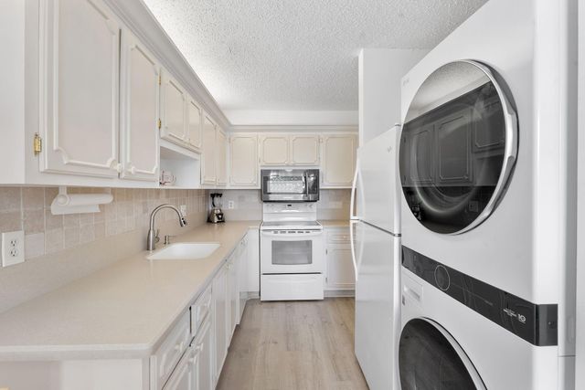 1110 Boxwood Drive 202, Delray Beach, FL 33445