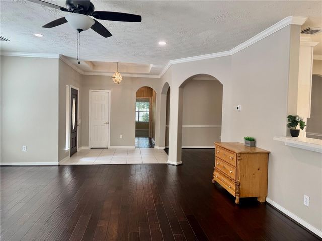 90 N Country Gate, Conroe, TX 77384
