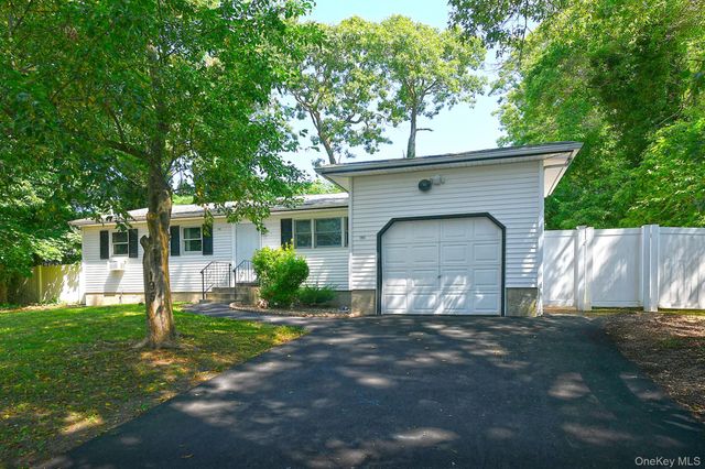 195 Mohawk Street, Ronkonkoma, NY 11779