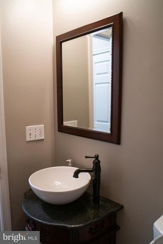 102 THOMAS LN, Newark, DE 19711