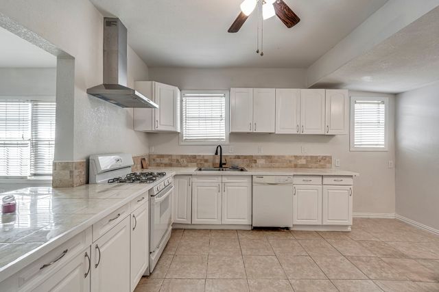 323 W University Avenue, Waxahachie, TX 75165