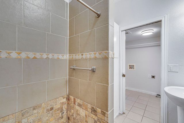 323 W University Avenue, Waxahachie, TX 75165