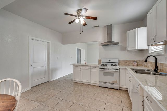 323 W University Avenue, Waxahachie, TX 75165