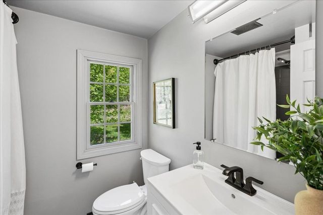 45 Old Center Road, Deerfield, NH 03037