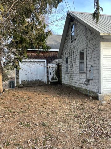 87 High St, Freetown, MA 02702