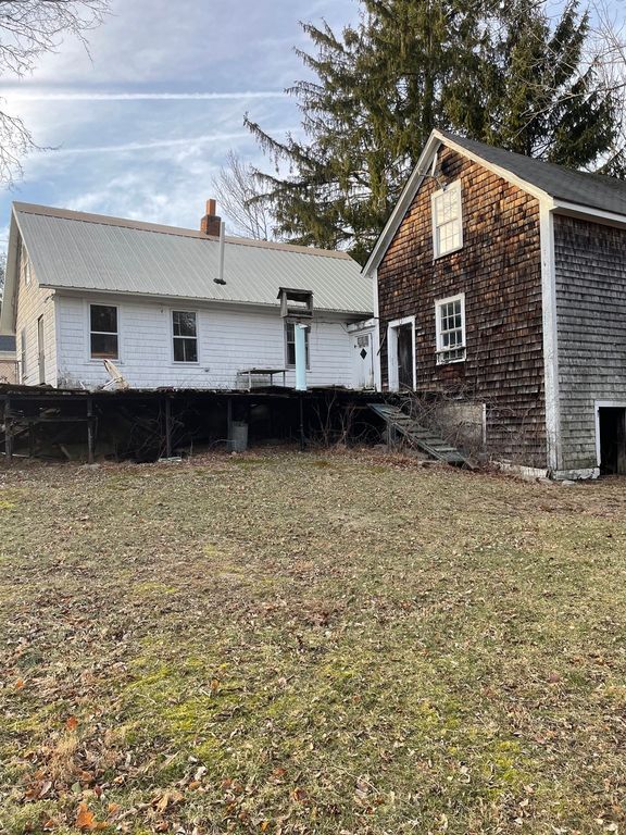 87 High St, Freetown, MA 02702