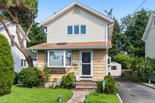 9 Smull Place, Port Washington, NY 11050