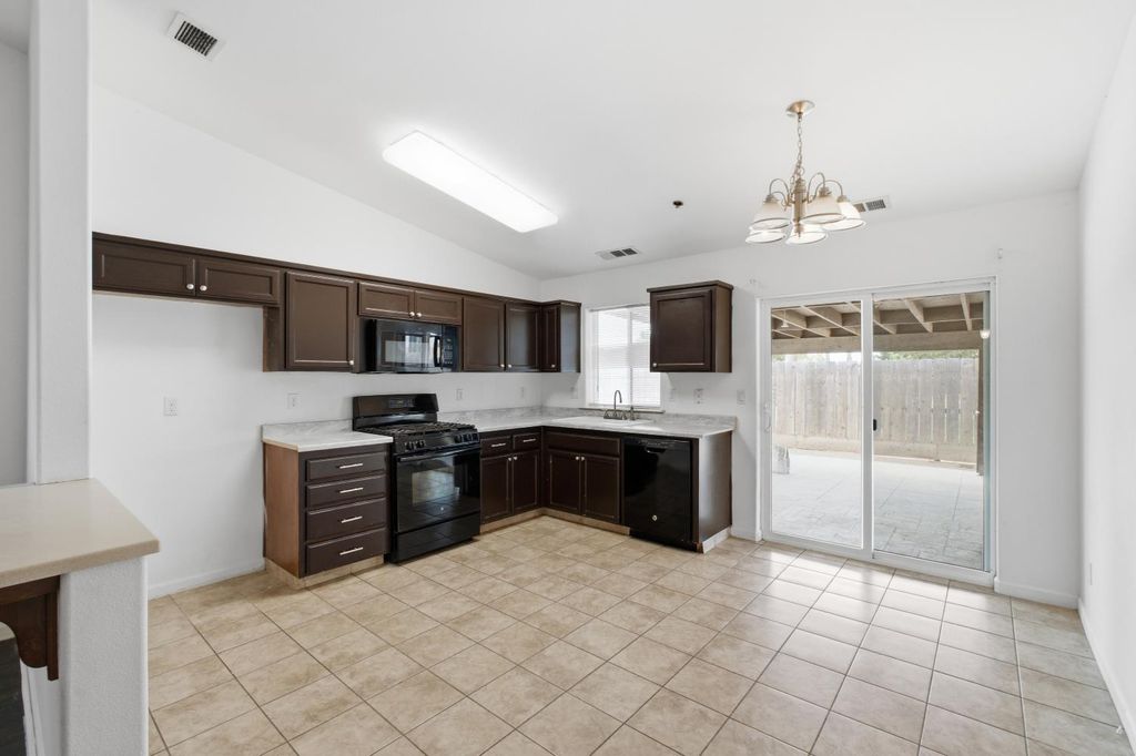Image 10 of property listing at 1781 Diamond Avenue, Sanger, CA 93657