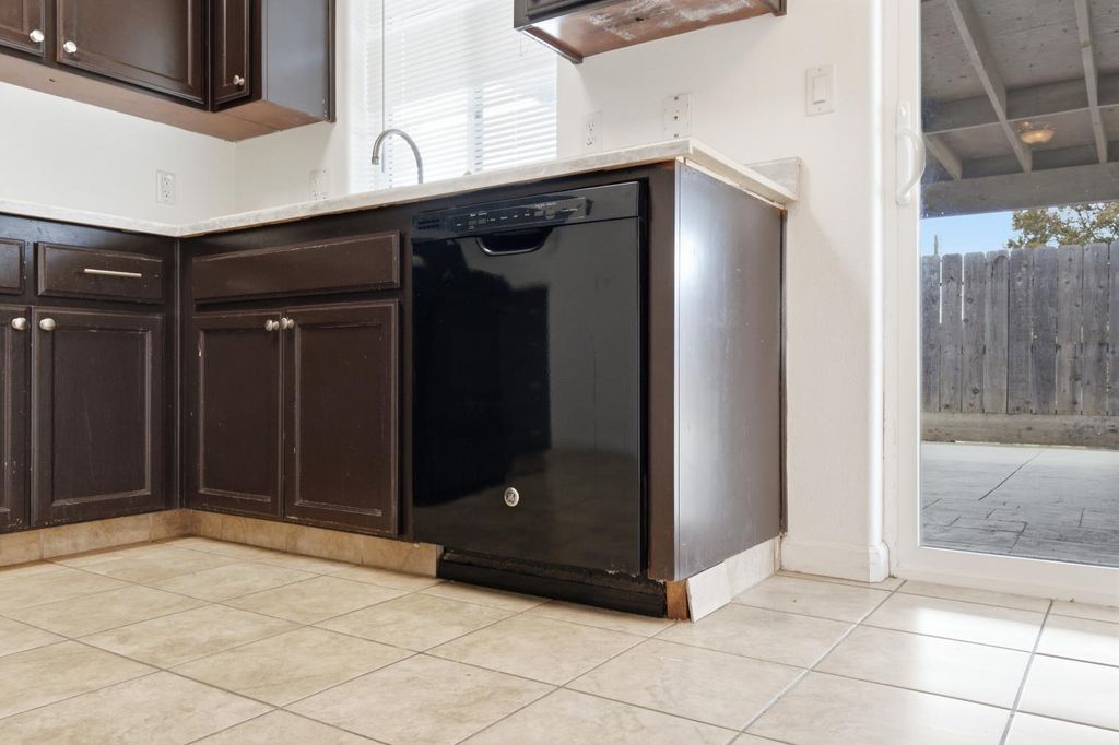 Image 12 of property listing at 1781 Diamond Avenue, Sanger, CA 93657